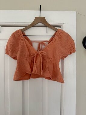 Ami Peach Tie-Front Cropped Peasant Top